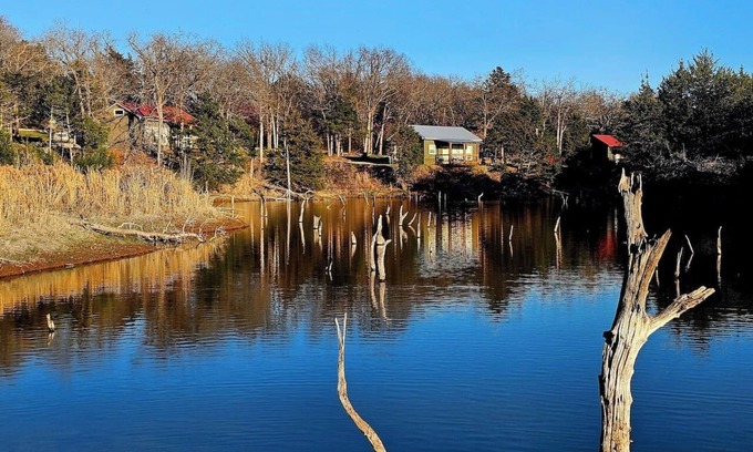 Guthrie Cottage | Romantic Cottage on Private Lake