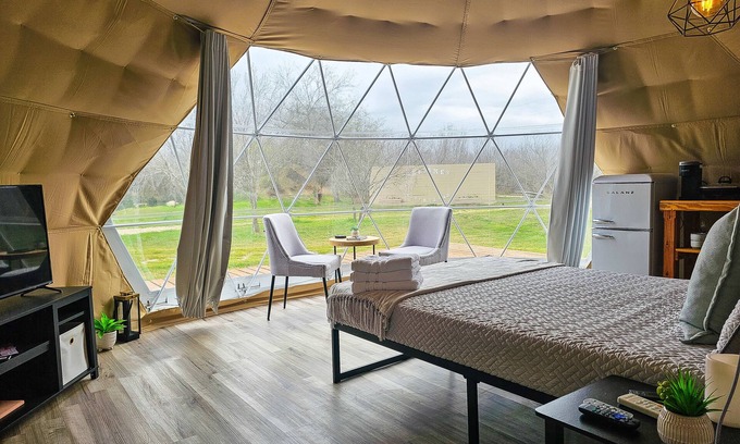Jourdanton Cottage | 🏕Romantic Country Stay 😍 ♥️ Lake, Telescope 🔭 Peddle Boat, Kayaks