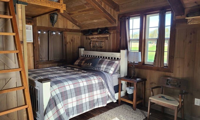 Bates County Cabin | Romantic Country Cabin at Lakeview by Sue