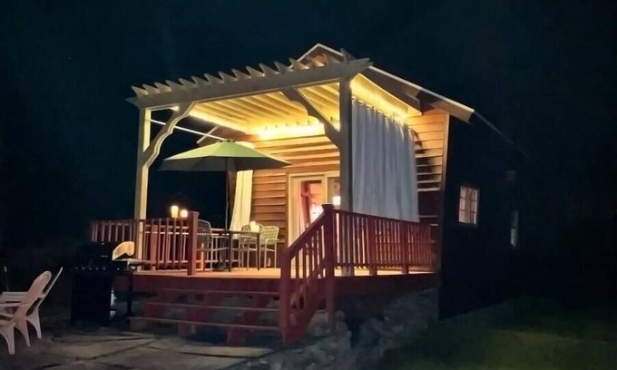 Colliersville Cabin | Romantic Cozy Cabin with a View of the Wetlands