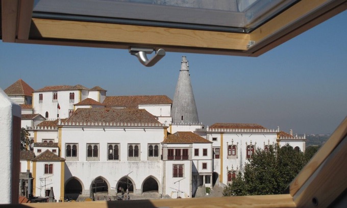 Sintra House | Romantic&cozy duplex, very quiet, w/handpainted walls, beautiful views, A/C&WiFi
