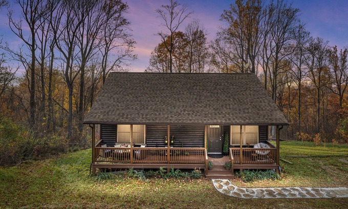 Front Royal Cabin | Romantic, family friendly mountain getaway w hot tub near wineries & skyline