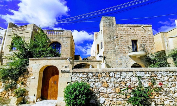Nadur House | Romantic Farmhouse for up to 9 People with Pool and Sea View