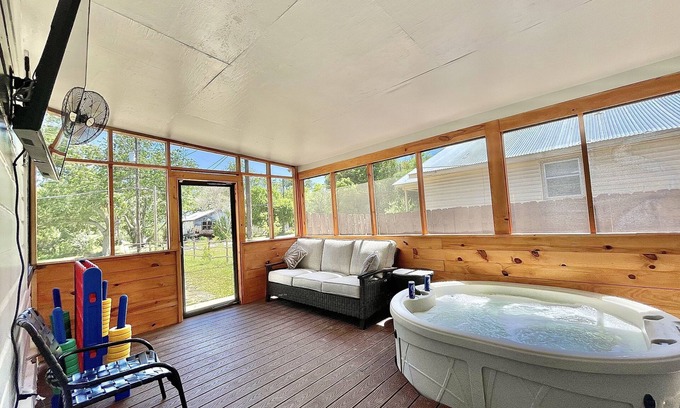 San Marcos House | Romantic Farmhouse w hot tub, DT SM 5 min
