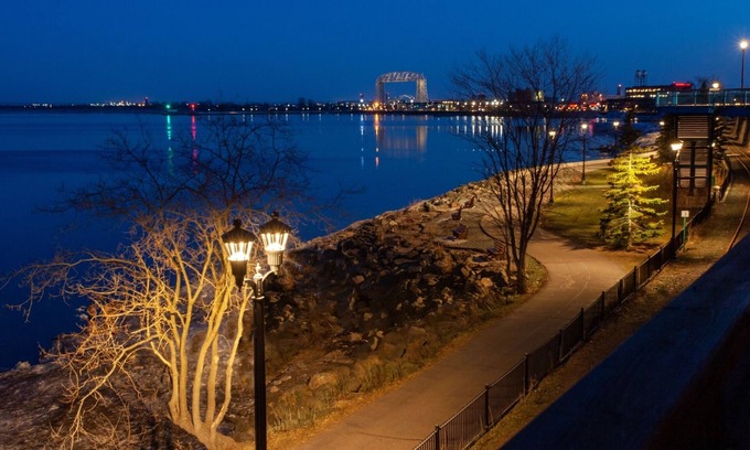 East Hillside Apartment | Romantic Freya 1 Bedroom, Lakeview + Free Parking