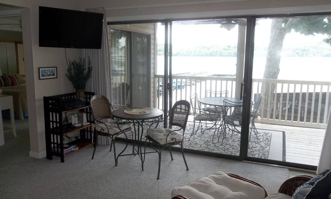 Lake Ozark Condo | Romantic Get-Away! Close to Water's Edge! Smaller Complex! King Bed!