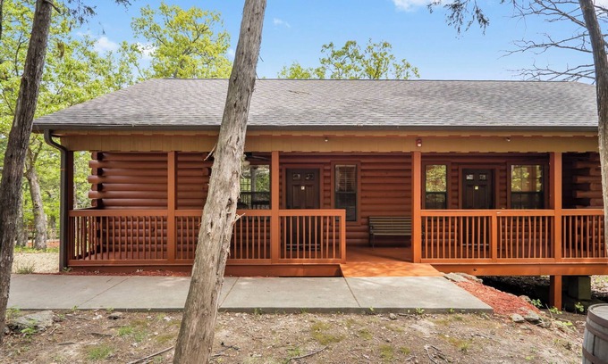 Branson Theater District Cabin | Romantic Hideaway Walk-in Cabin for Two - Fireplace & Whirlpool Tub