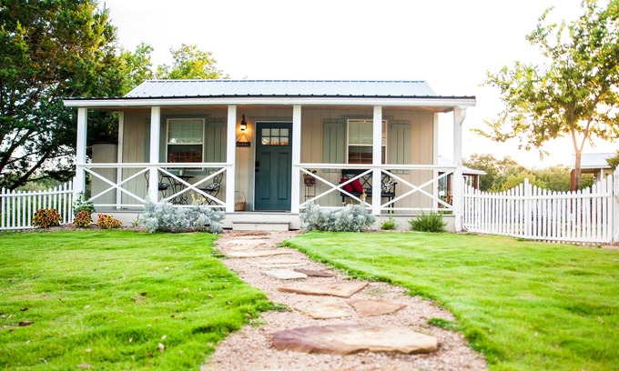 Dripping Springs Cottage | Romantic Hill Country Cottage! Perfect country location but minutes from town.