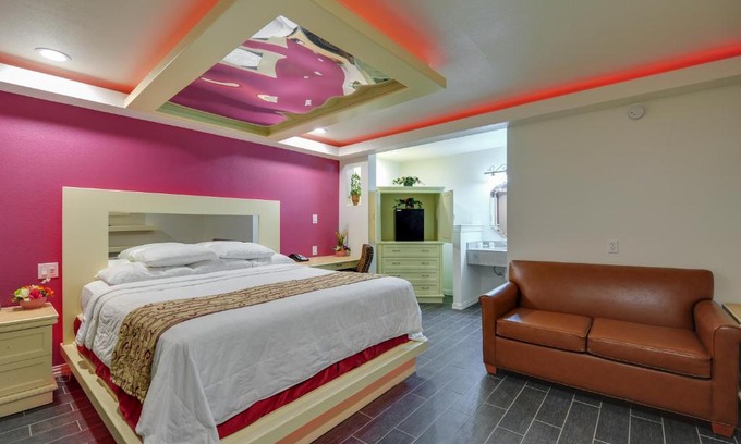 Dallas Hotel | Romantic Inn & Suites