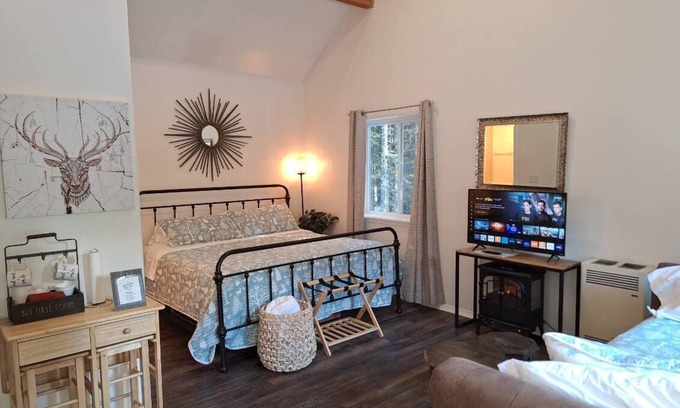 Snoqualmie Pass Apartment | Romantic King Studio Suite - 1 mile to ski