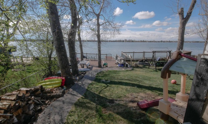 Chestermere Cottage | Romantic Lake Side Cottage 20 Minutes from Calgary