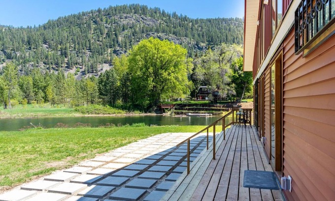 Christina Lake House | Romantic Lakefront Home with Jacuzzi, AC and Sauna