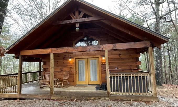 Tellico Plains House | Romantic Laurel Wood Home with Private Hot Tub