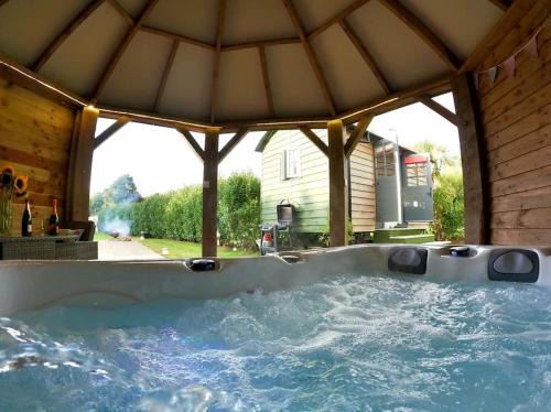 Camborne House | Romantic Retreat - Luxury Shepherds Hut + Hot Tub!