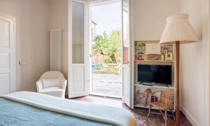 Ferrara Historic Centre Apartment | ROMANTIC ROOM WITH GARDEN VIEW