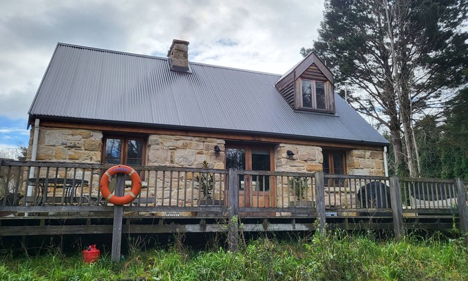 Burradoo Cottage | Romantic Stone Cottage Overlooking Pond. 5mins to Town