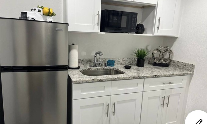 Tarpon Springs Apartment | Romantic suite 5 minutes from the beach!