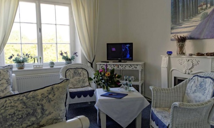 Kronenburg House | Romantic Suite - Burghaus and Villa Kronenburg