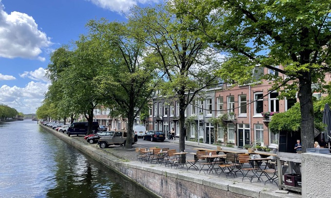 Hoofddorppleinbuurt Bed & Breakfast | Romantic Suite with Private Veranda in Historic Canalside House at Vondelpark