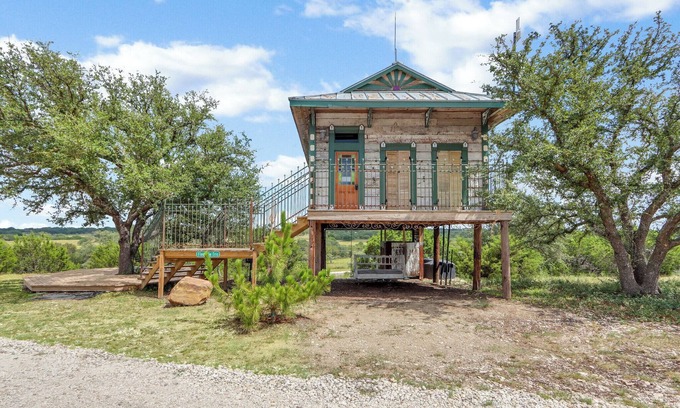 Lampasas Cabin | Romantic Treehouse Near Lake Buchanan