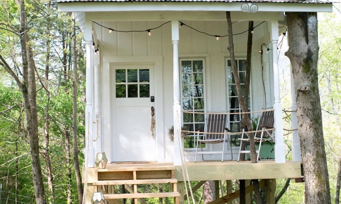 Flintstone Cottage | Romantic Treehouse on Working Family Farm-Flower & Goats-near Chattanooga