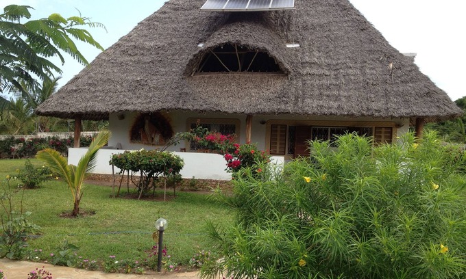 Diani Beach House | Romantic Villa Cheetah in Marula Park with cook 4 min from the beach
