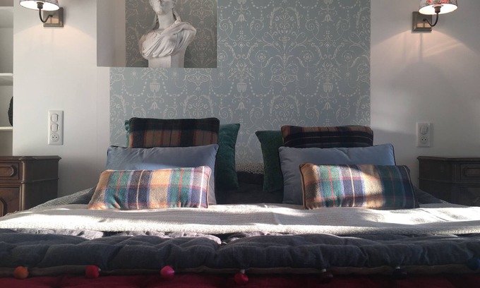 Les Eyzies Villa | Romantic villa in Dordogne, air-conditioned, private heated pool, king size bed