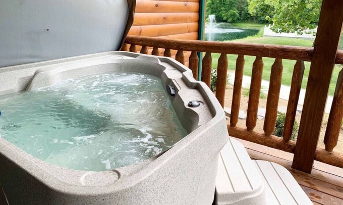 Millersburg Apartment | Romantic Waterview Lodge Suite w/Hot Tub