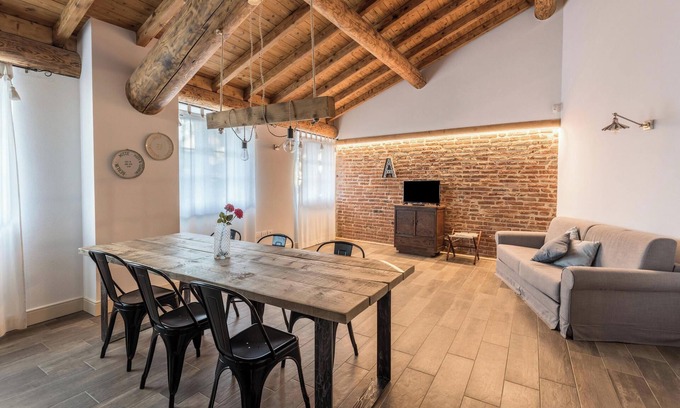 Desenzano del Garda Apartment | Romantically Furnished Holiday Apartment "Acero" with Wi-Fi, Shared Garden & Pool