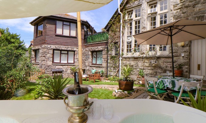 Goldsithney House | RONCON'S VILLA, pet friendly, with hot tub in Goldsithney