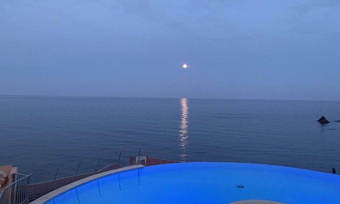 Le Trayas Apartment | Roof terrace apartment on the sea waterfront air conditioning wifi