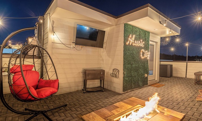 Haynes Area House | Rooftop Bliss︙Karaoke & Games︙Near Broadway