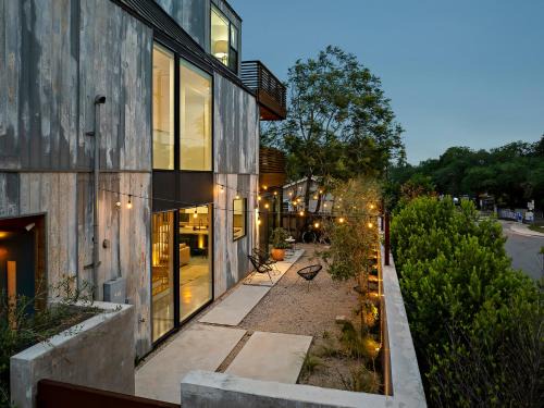 Holly Villa | Rooftop Deck, DT City Views, Modern Eastside Oasis