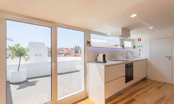 Principe Real Apartment | Rooftop Flat With Terrace & Amazing Sunset Views!