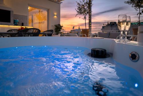 Mousio Apartment | Rooftops of Athens - Areos Studio Jacuzzi & View