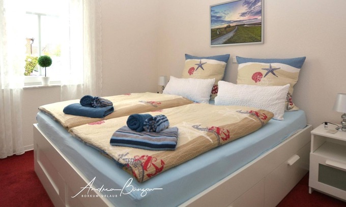 Sudbrookmerland Cottage | Room 1, DB, shared shower/toilet, 1 bedroom - guest room Lütje Huske