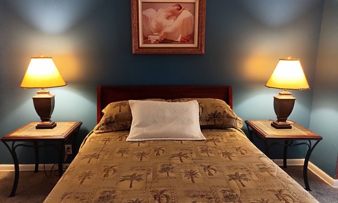 Quincy House | Room 1- Historic Mansion in Quincy with AC, WiFi