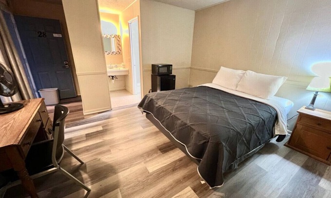 Harper Hotel | Room 28 - Standard Queen - Sleeps 2 - Harper Motel