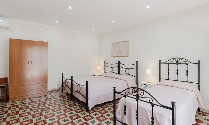 Rilievo Apartment | Room 'Azzarola' with Shared Garden, Wi-Fi and Air Conditioning