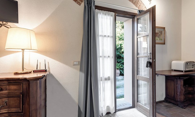 Empoli House | Room 'Blu' with Shared Garden, Wi-Fi and Air Conditioning