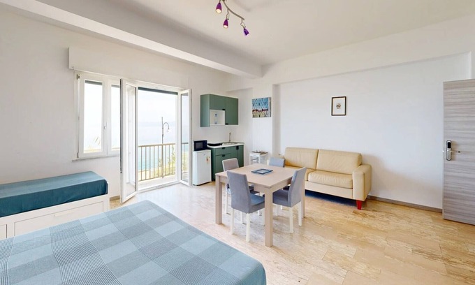 Briatico Bed & Breakfast | Room 'Camera Viola' with Balcony, Wi-Fi and Air Conditioning