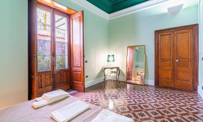Santa Maria di Licodia Apartment | Room 'Civico 46 - Green' with Shared Terrace, Wi-Fi and Air Conditioning