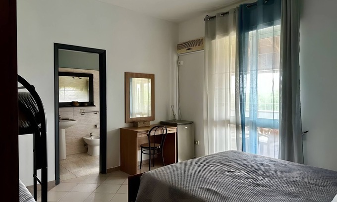 Vignacastrisi Apartment | Room 'Dalia 2' with Shared Terrace, Wi-Fi and Air Conditioning