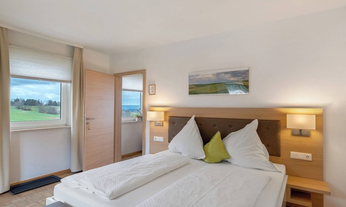 Hallwangen Apartment | Room 'Doppelzimmer 2 Premium' with Shared Terrace, Shared Garden and Wi-Fi