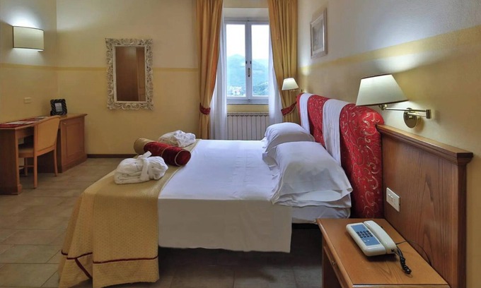 Bagni di Lucca Apartment | Room 'Doppia 1' with Shared Garden, Wi-Fi and Air Conditioning