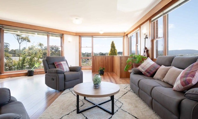 Kings Meadows House | Room for Everyone: Parking, Pool & WiFi