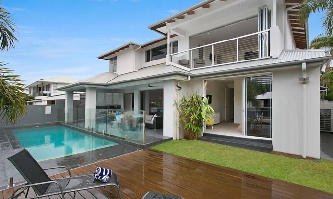 Broadbeach Waters House | Room for everyone in this luxurious waterfront home!