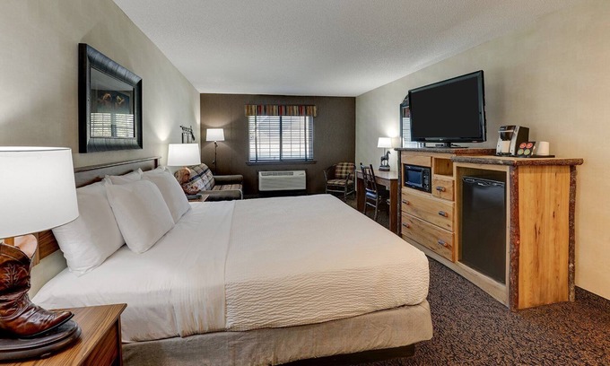 Johnston Hotel | Room for the Crew! Expanded King Bunk Bed Suite, Stoney Creek Des Moines