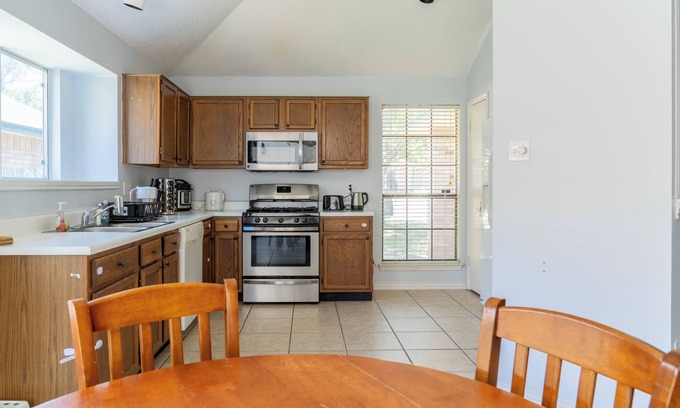 Round Rock House | Room for the Whole Crew! Complimentary Drinks, shampoos, extra airbeds, Pet frie