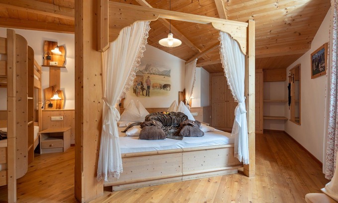 Bressanone Apartment | Room 'Four-Poster Bed Room' with Shared Terrace, Shared Garden and Wi-Fi